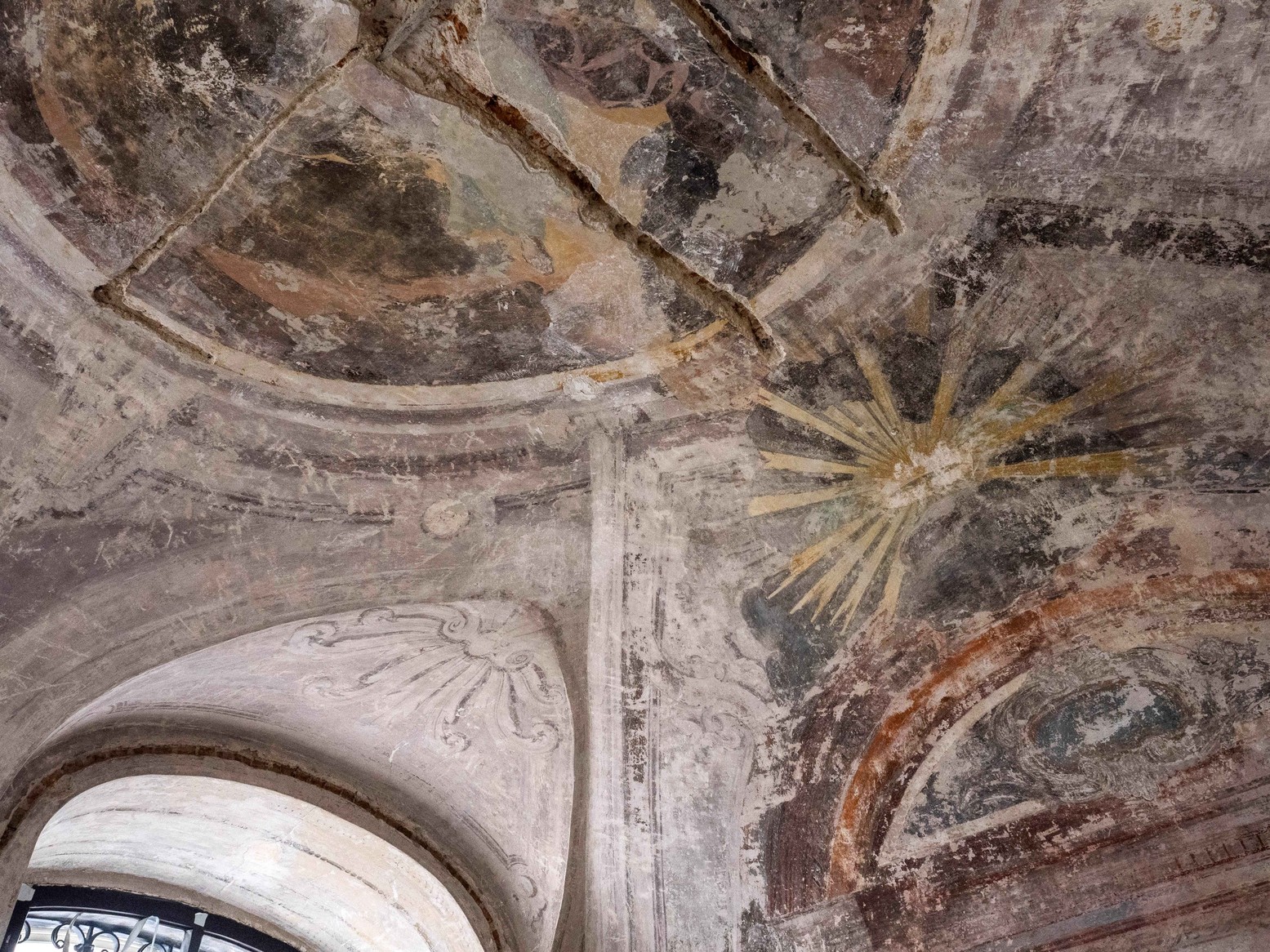 Különleges mennyezeti festményekre bukkantak a veszprémi várnegyed kanonoki épületeiben