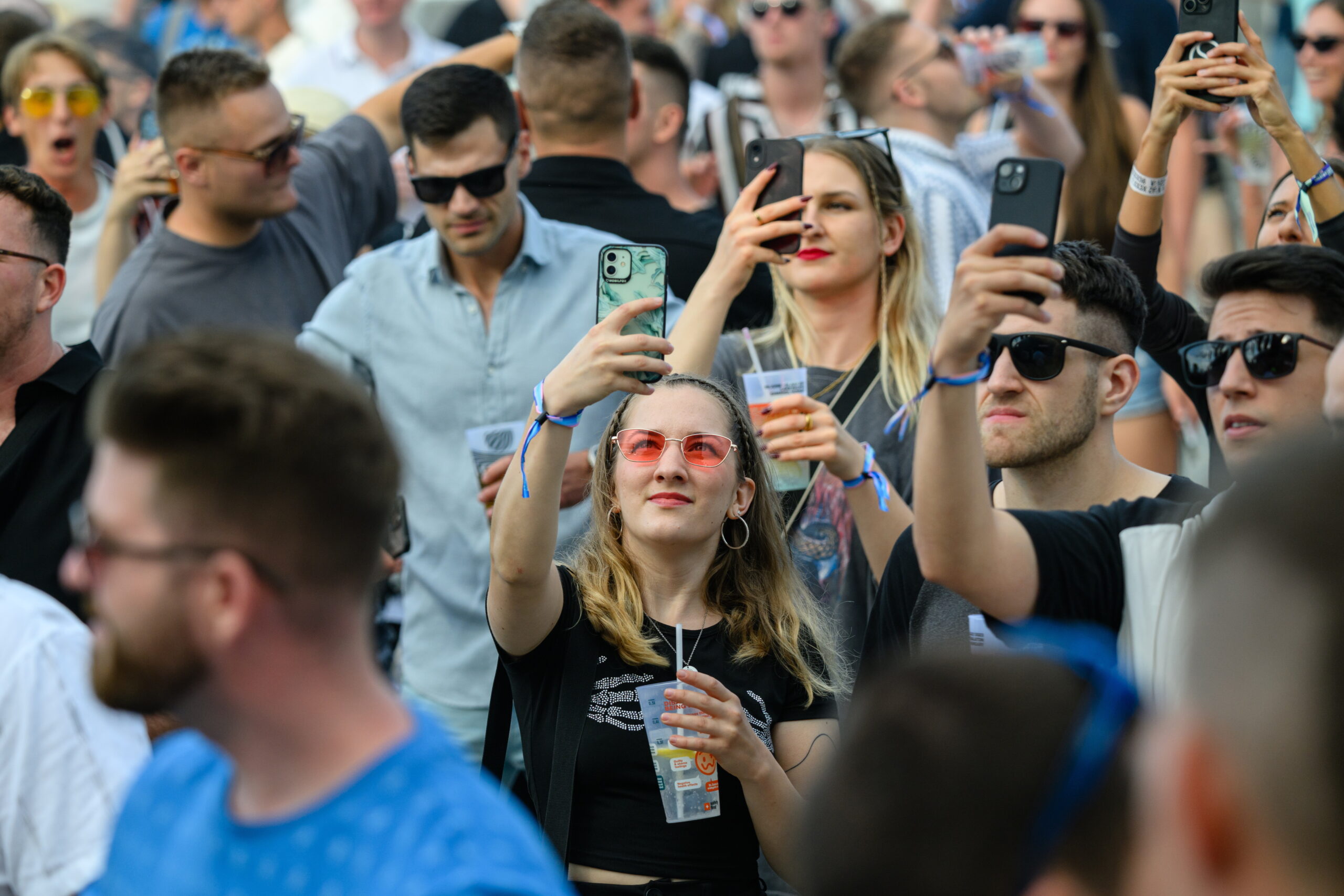 Zamárdi, 2024. július 3.Fesztiválozók a zamárdi Balaton Sound nyitónapján, 2024. július 3-án. A fesztivált 2024. július 3-6. között rendezik a Balaton-parti településen. MTI/Vasvári Tamás