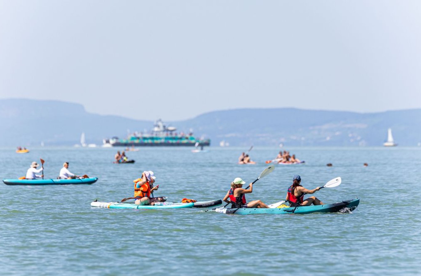 Kajakok, kenuk, SUP-ok és sárkányhajók teljesítették a Balaton-átevezést