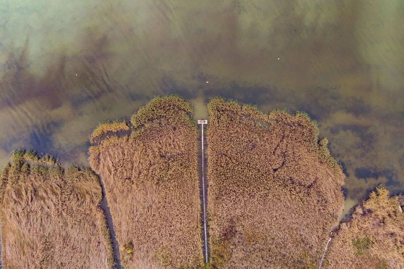 Illegális stégek a Balatonon – konyha és gáztűzhely is volt